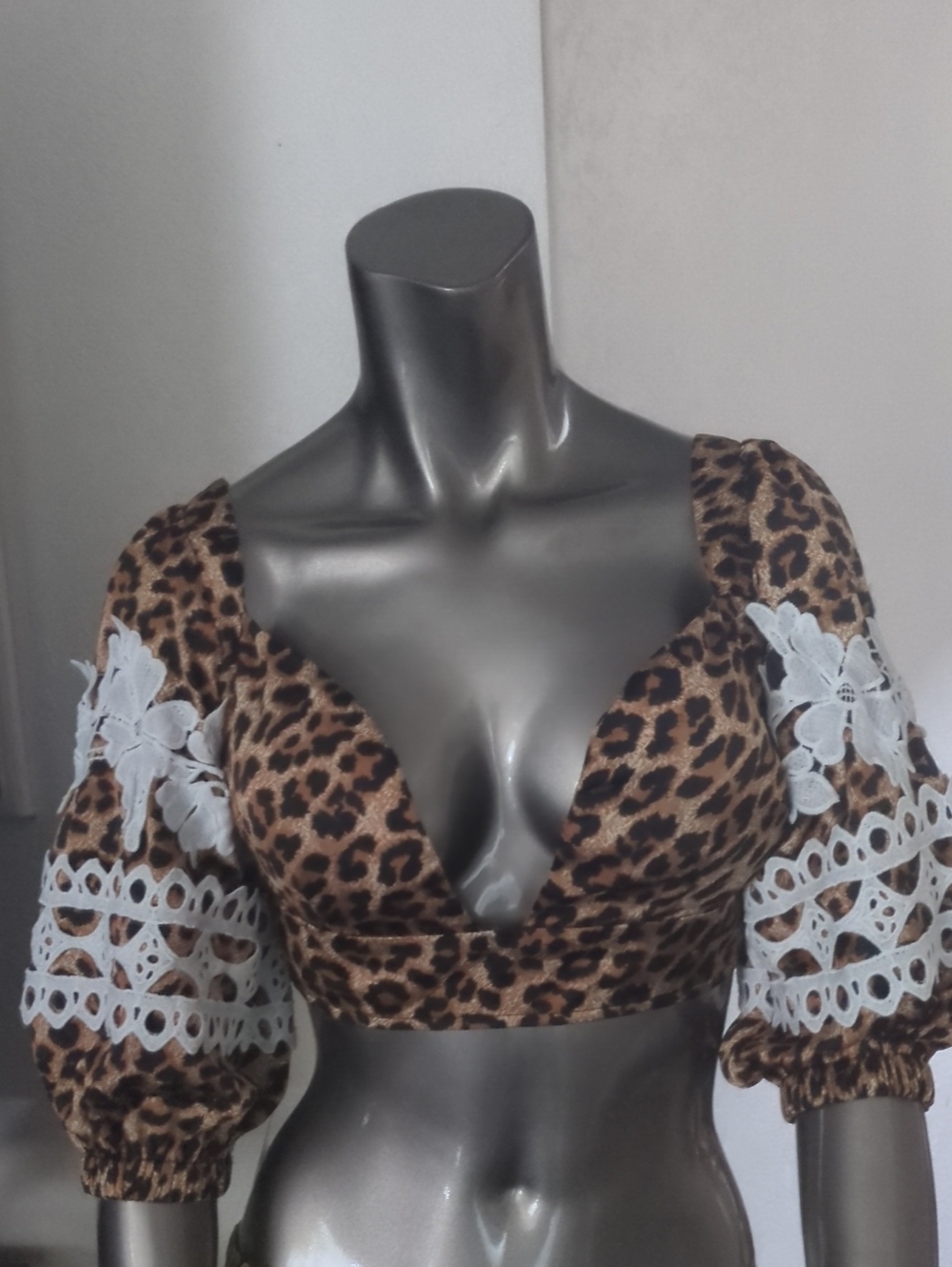 Source Unknown Brown Leopard Crop Top with White Lace Sleeves